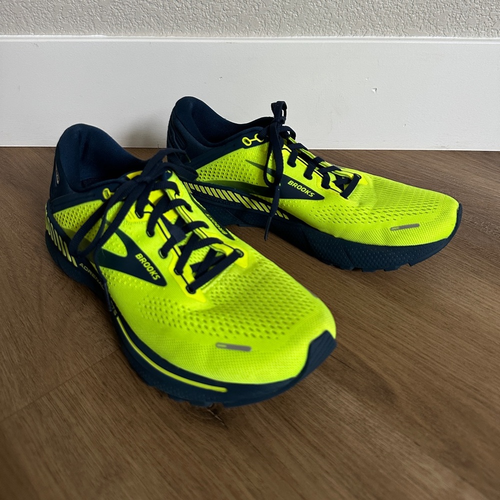 Brooks Adrenaline GTS 22 men’s running shoes, size 9.5